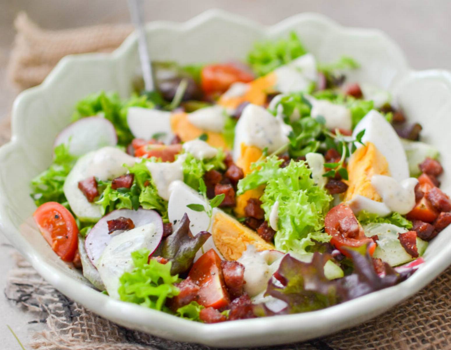 Szybka sałatka z jajkiem, boczkiem i sosem serowym KobietaMag.pl